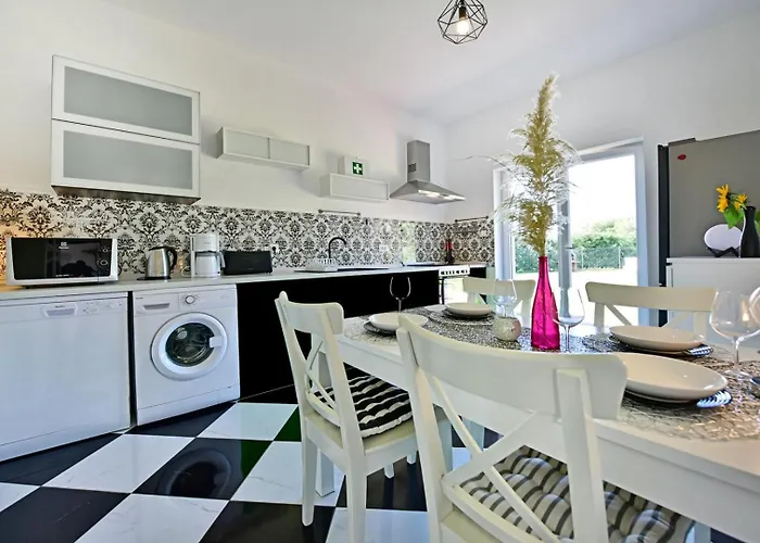 Casa Lavanda Shared Pool 펜션 브르사르