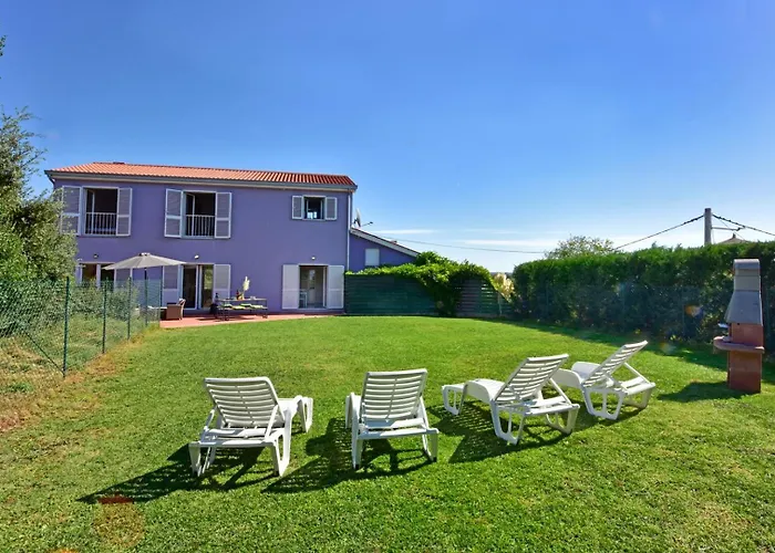 Casa Lavanda Shared Pool 펜션 브르사르